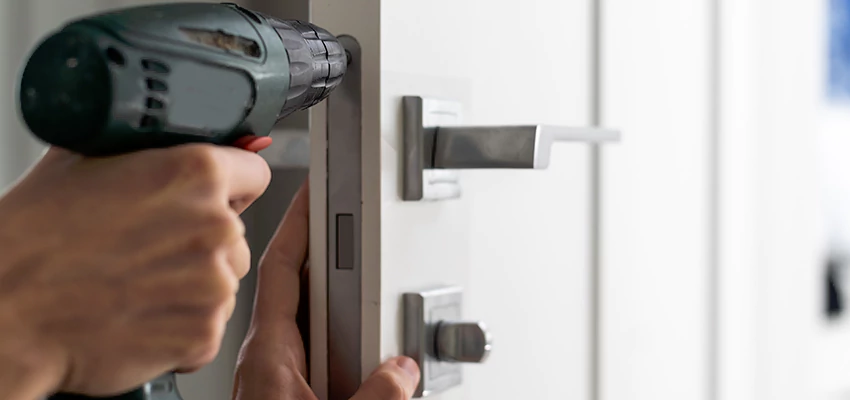 Locksmith For Lock Replacement Near Me in Country Club, CA